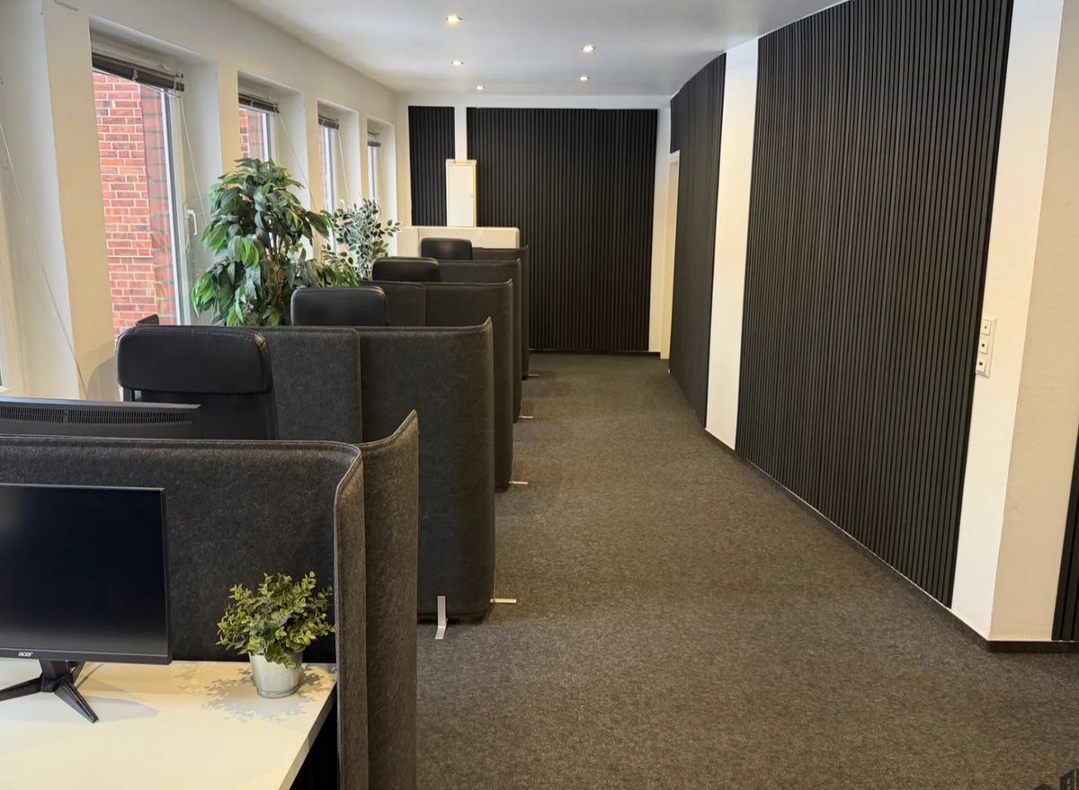 Arbeitsplätze mit Filz-Stellwänden im Gründer Hub Barmbek